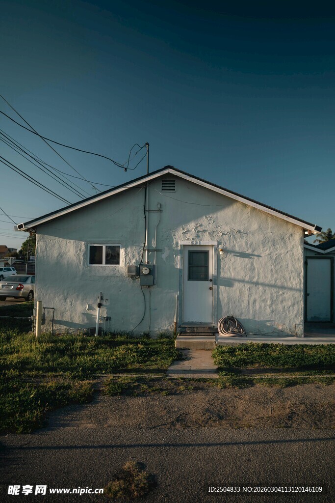 乡村中的老旧单层房屋