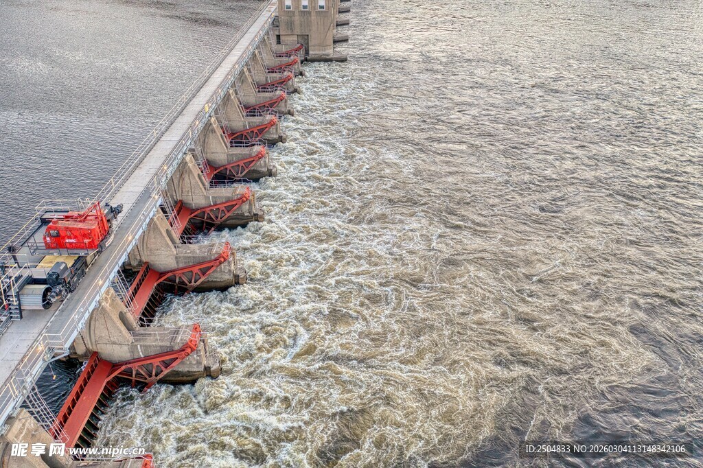 大坝泄洪壮观景象