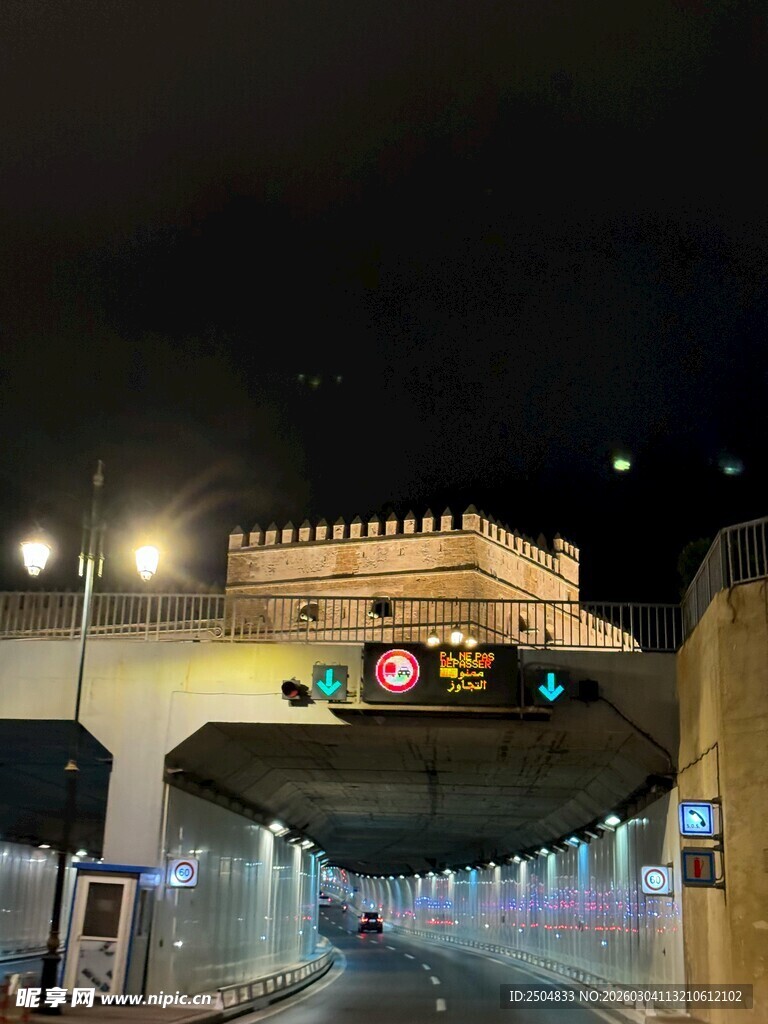 夜晚城市隧道入口景象