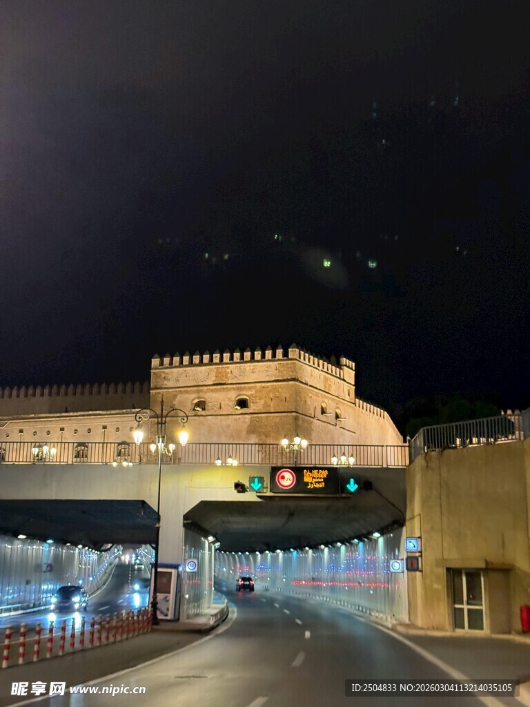 夜晚的高速公路 费站