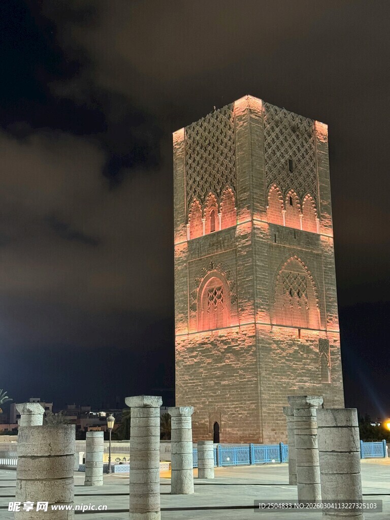 夜晚璀璨灯光下的独特塔楼