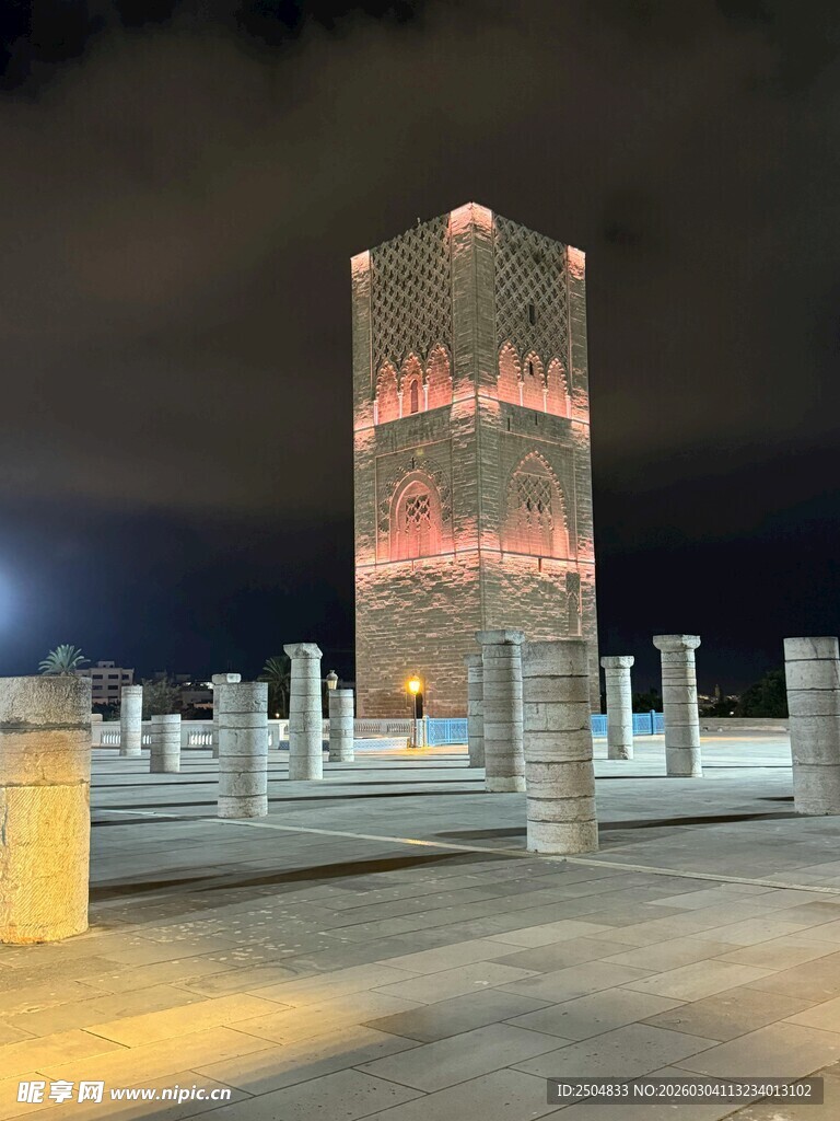 夜晚发光的独特圆柱形建筑