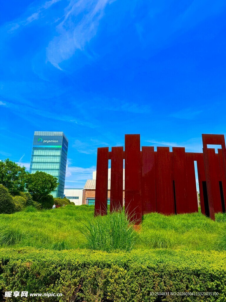 城市中的红色雕塑景观