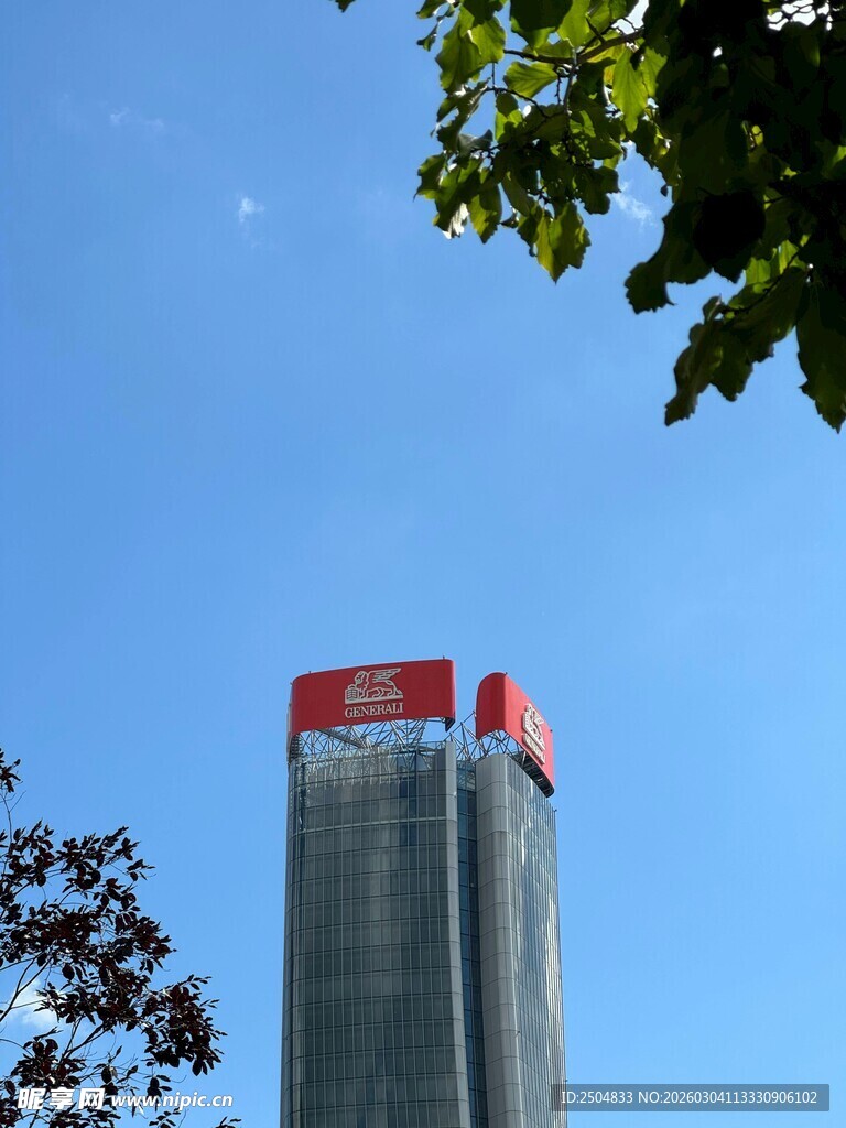 高楼顶端的红色醒目标志