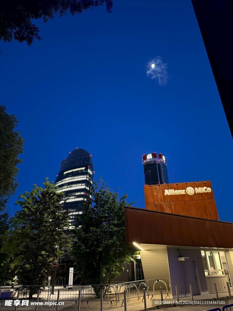 夜空下的建筑与明亮月亮