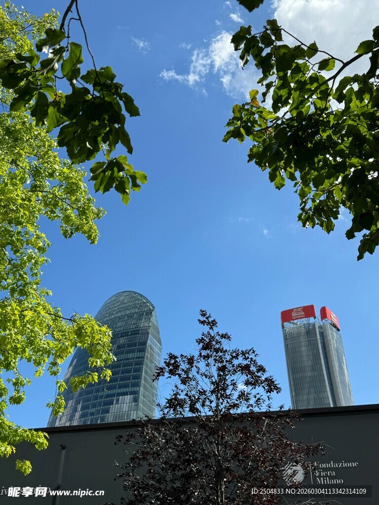 城市蓝天绿树间的高楼