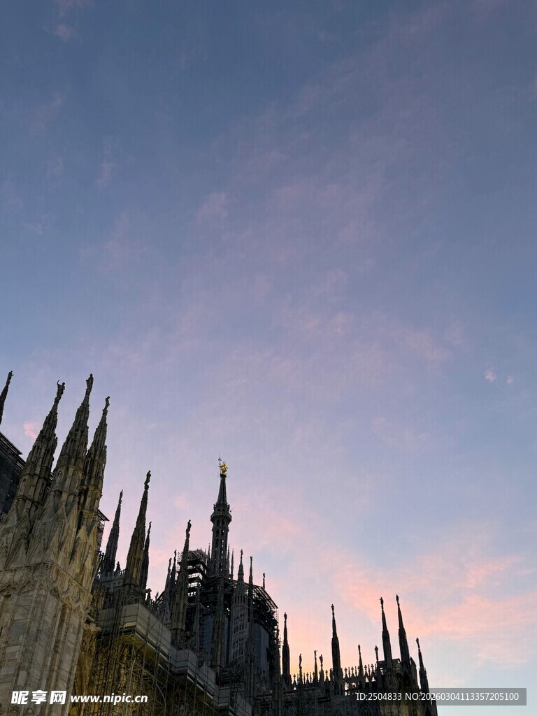哥特式建筑尖顶的梦幻天际