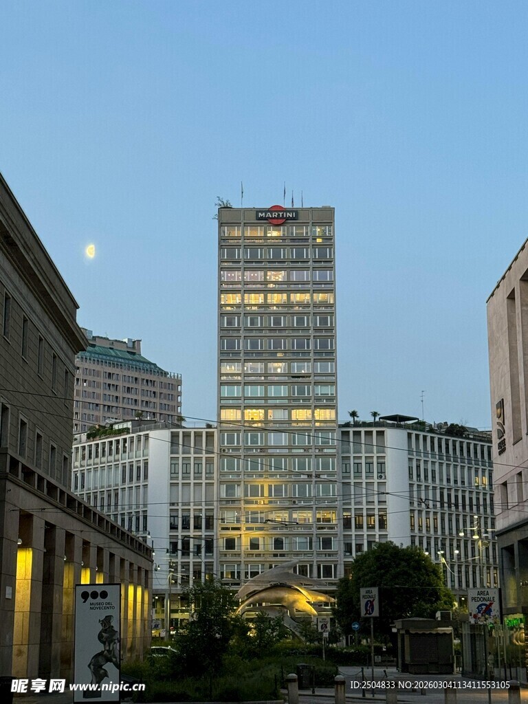 城市夜幕下的高楼与建筑