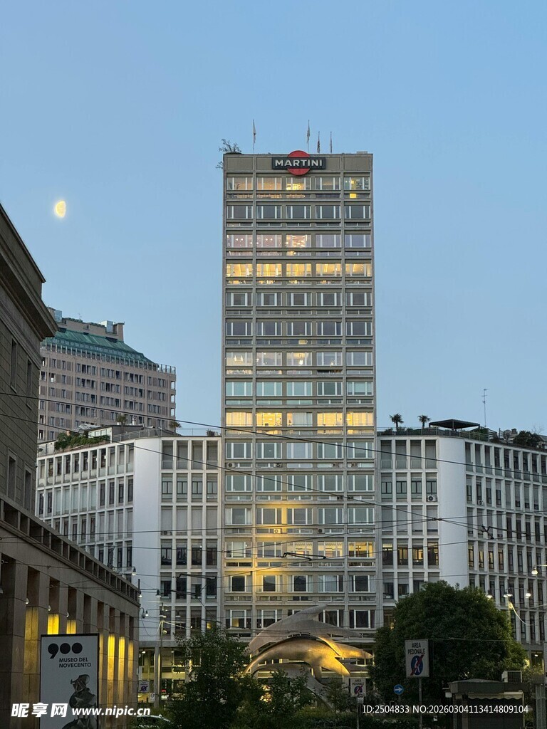 城市中灯火璀璨的高楼大厦