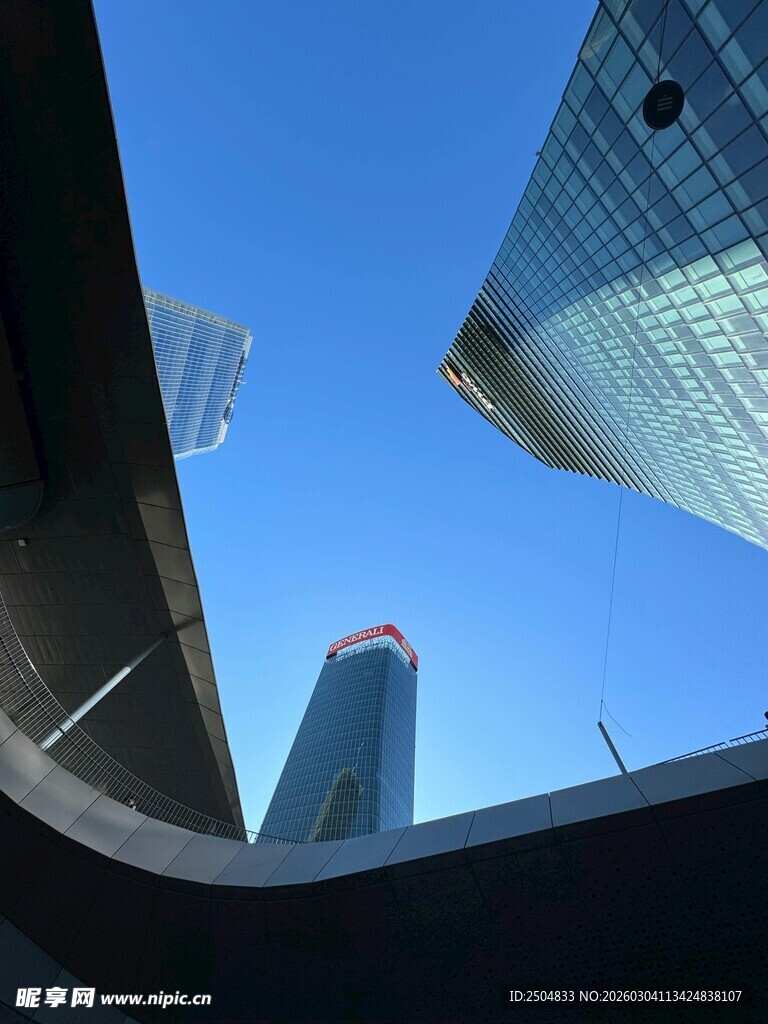 仰视城市高楼建筑景观