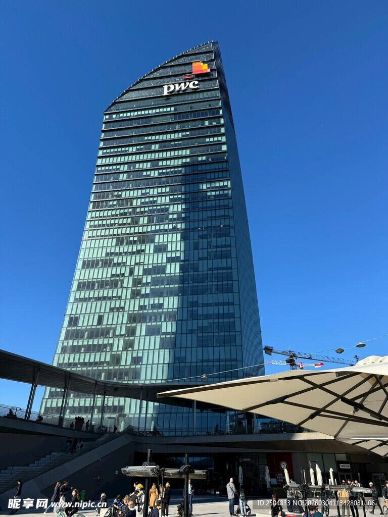 现代摩天大楼下的热闹场景