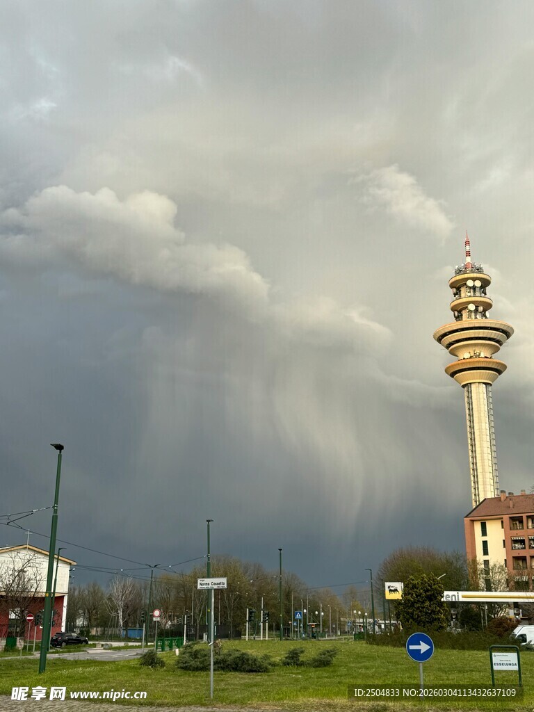 乌云下的高耸塔楼