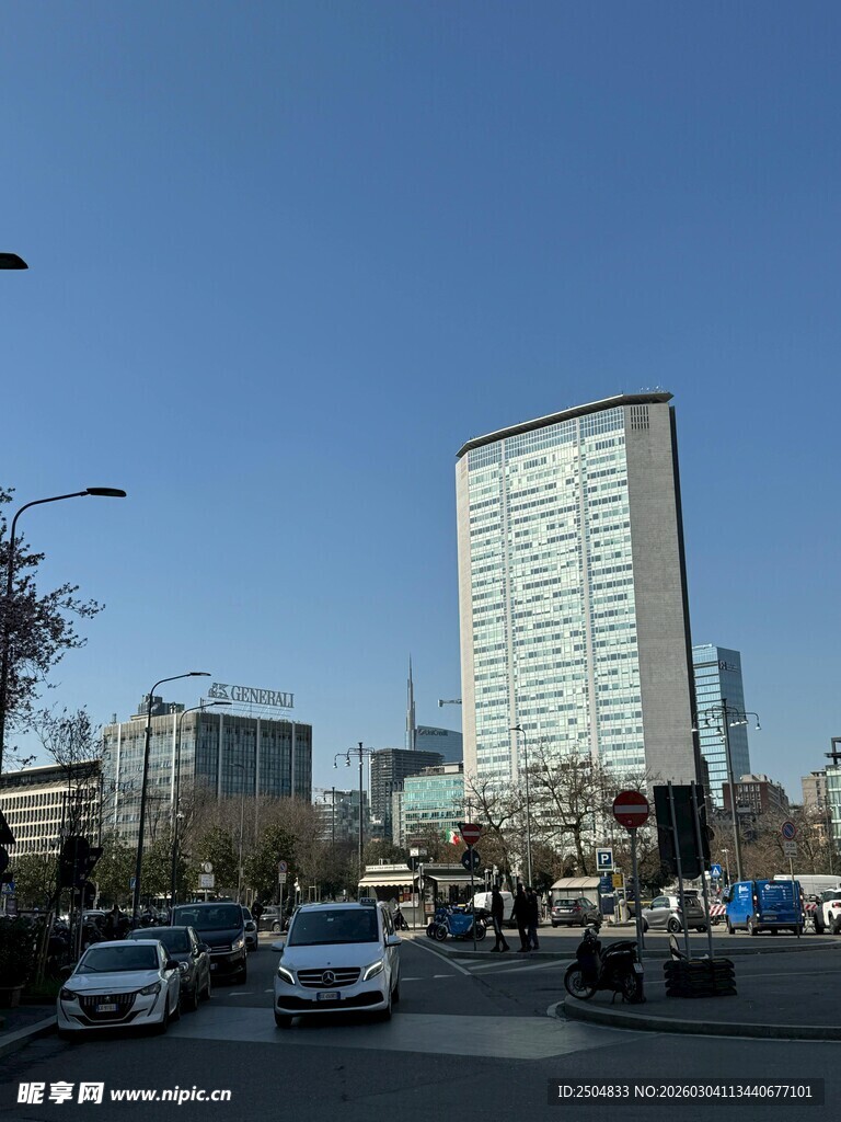 城市街道旁的高楼景观