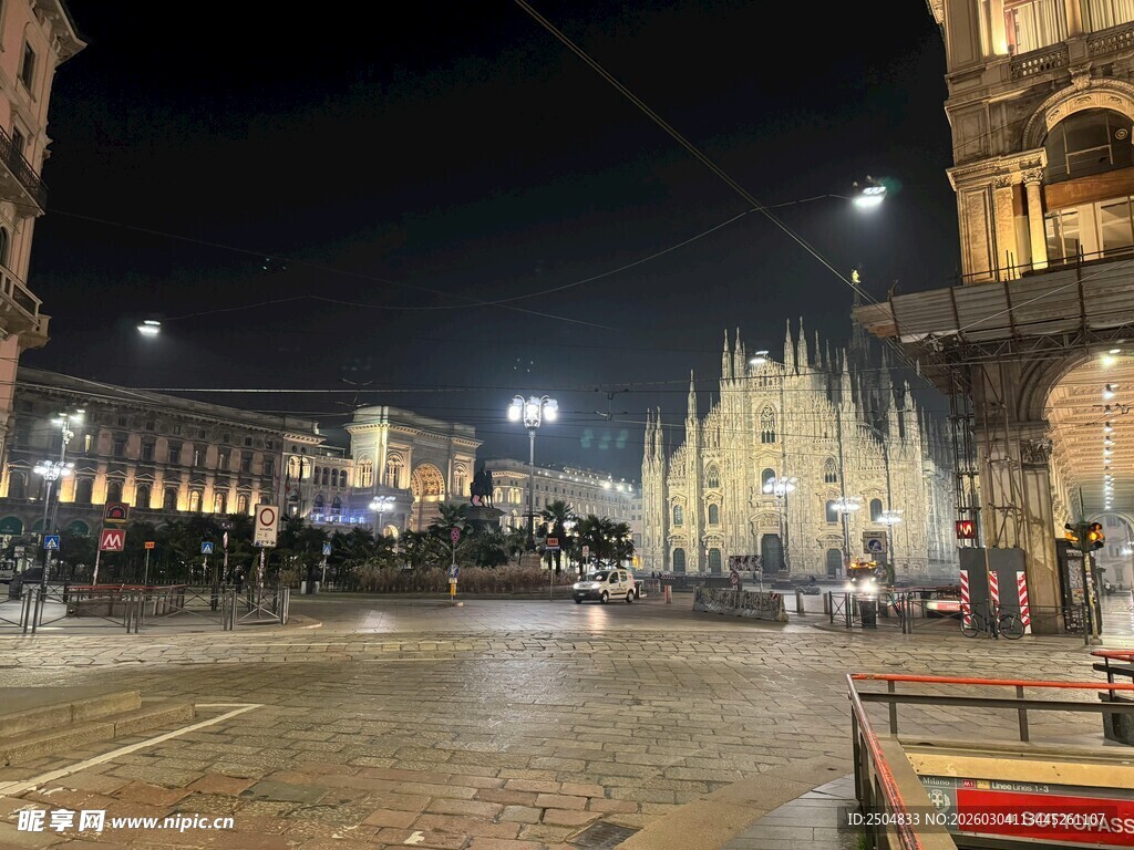 夜晚的城市广场美丽景象