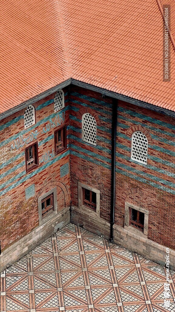 红砖建筑屋顶与墙面景观