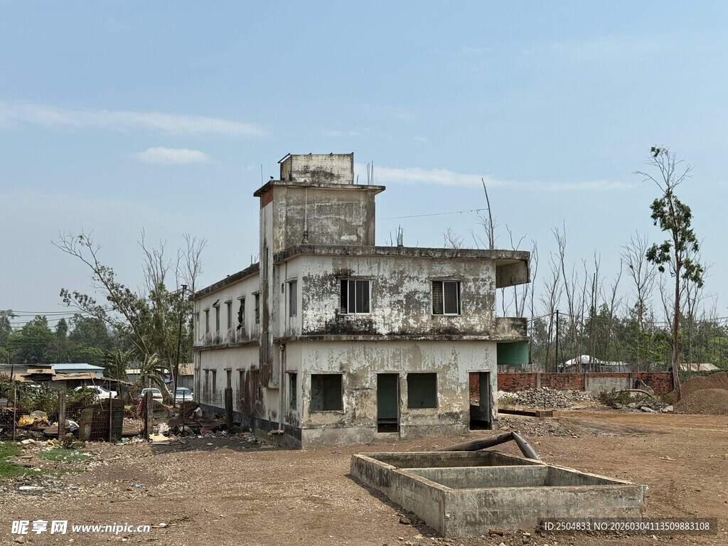 废弃旧楼 尽显荒芜之态