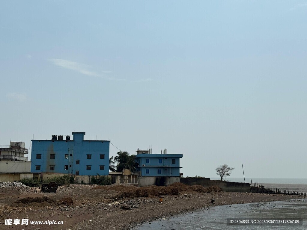 海边蓝建筑与开阔景致