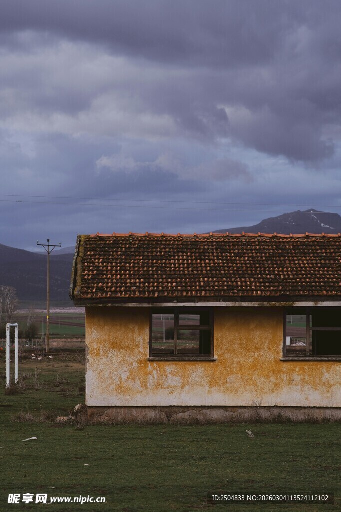 草原上的老旧小屋