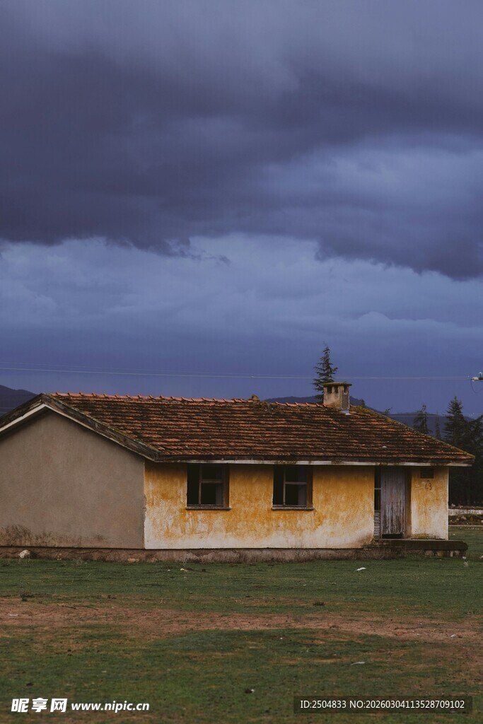 乌云下的乡村小屋