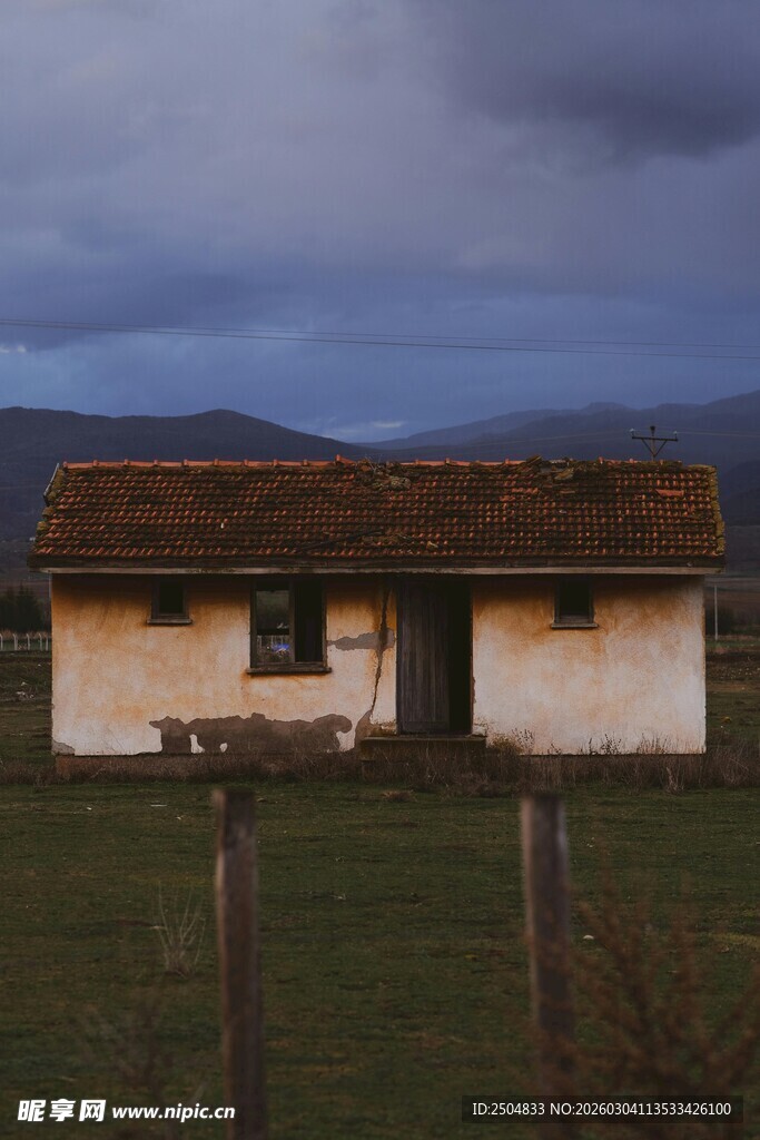 乡村小屋 阴云下的宁静