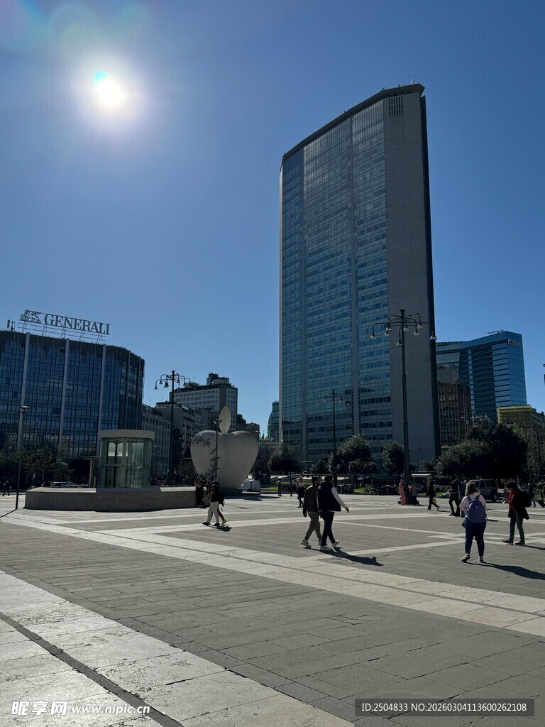 城市广场高楼与行人景观