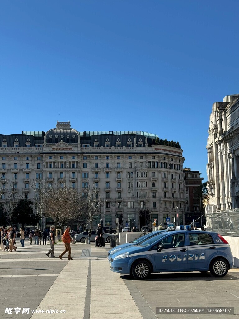 城市广场中的警车与行人