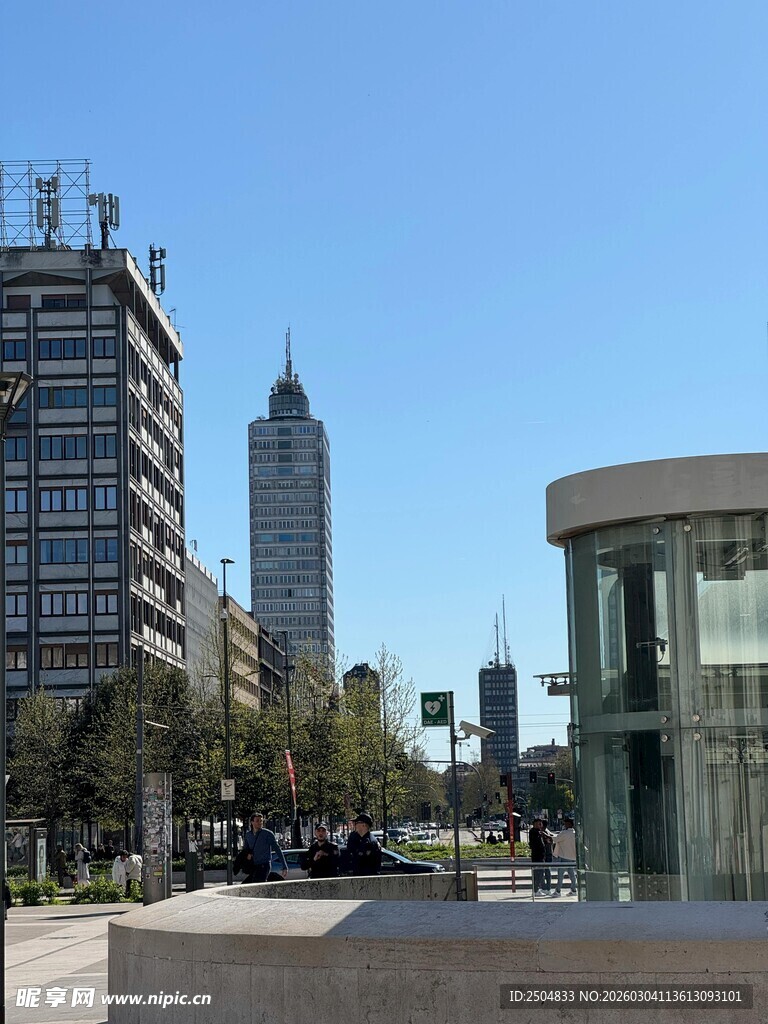 城市街道旁的现代建筑景观