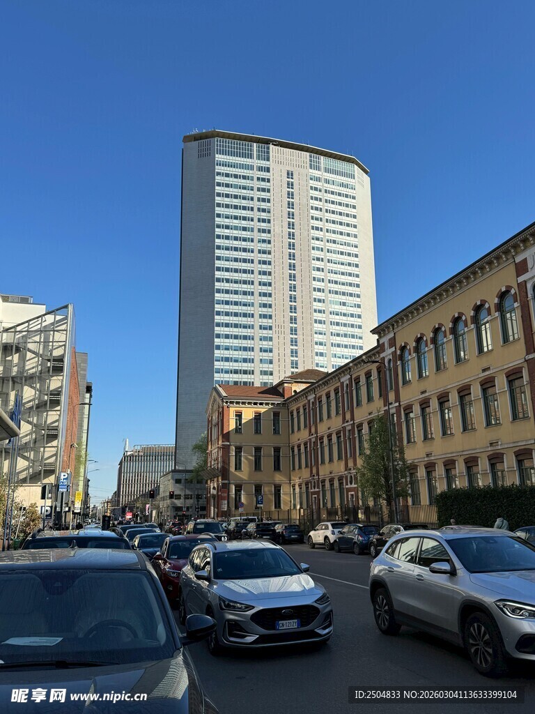 城市街道高楼与车流景象