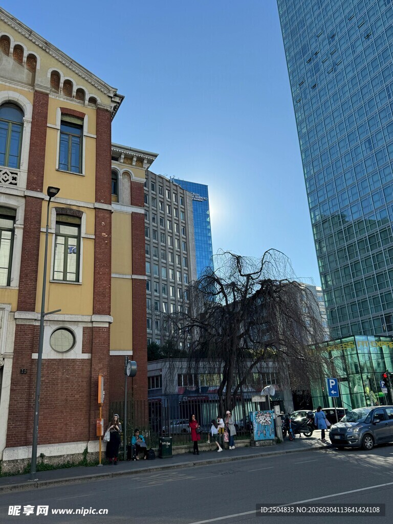 城市街道旁的新旧建筑对比