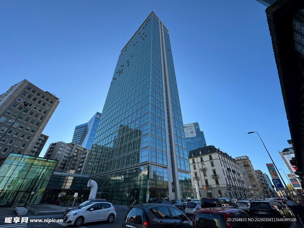 城市中高耸的现代化摩天大楼