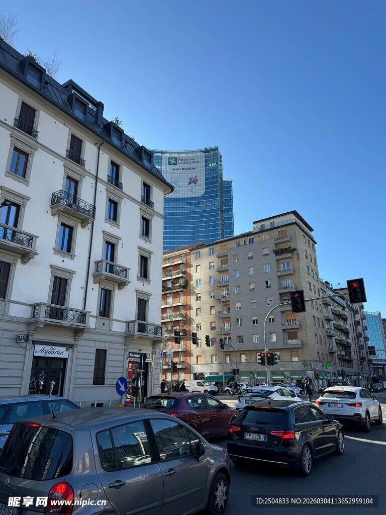 城市街道车流与建筑景观