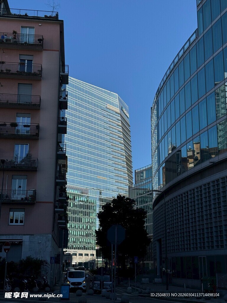 城市新旧建筑对比景观