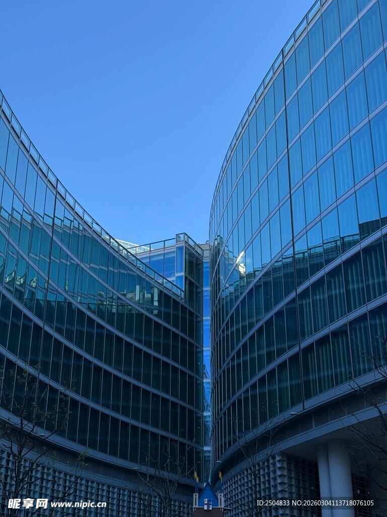 现代玻璃建筑外观