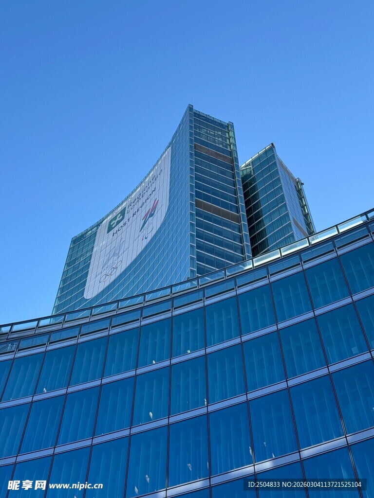 现代玻璃幕墙摩天大楼