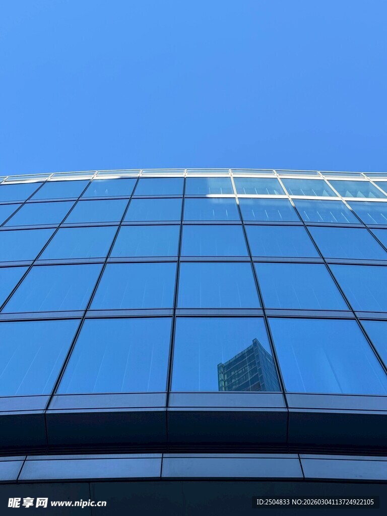 现代玻璃幕墙建筑外观