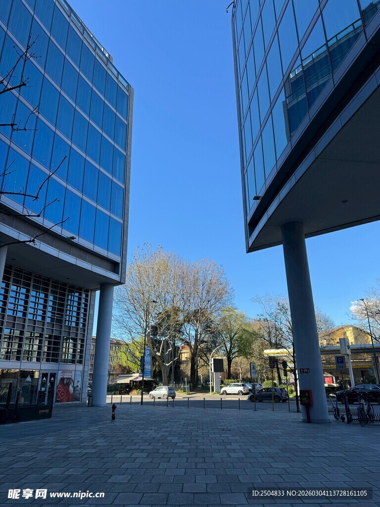 现代都市办公区开阔场景