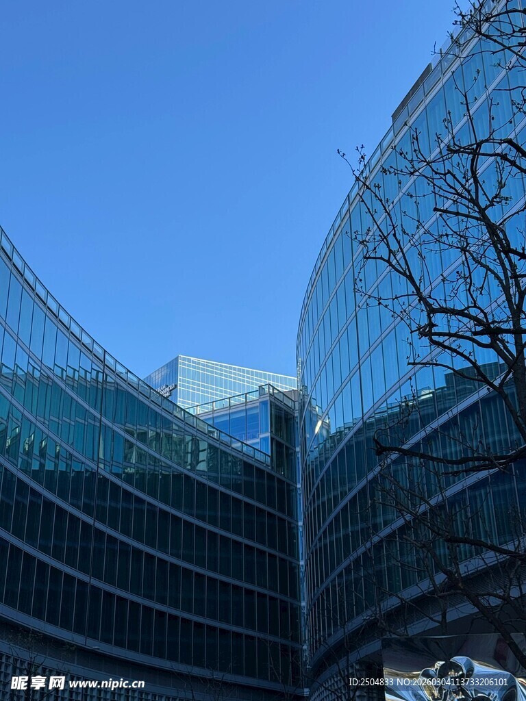 现代弧形玻璃建筑外观