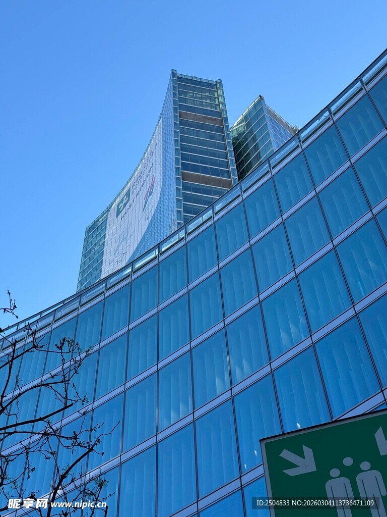 现代玻璃幕墙摩天大楼