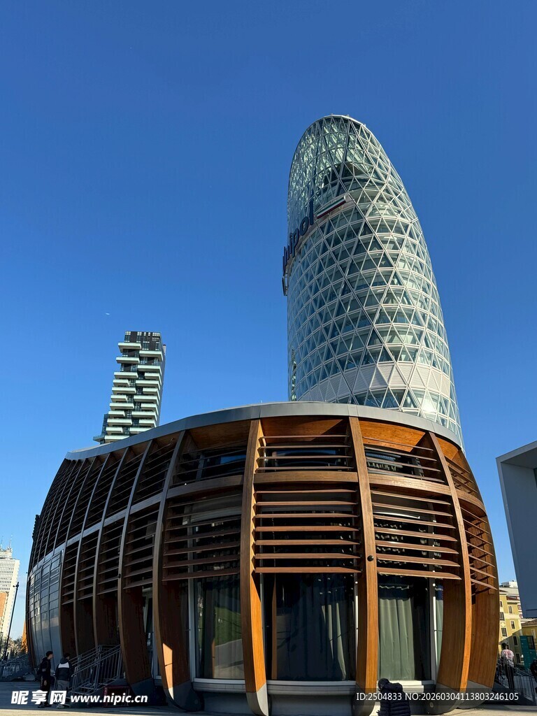 现代风格建筑与高耸塔楼