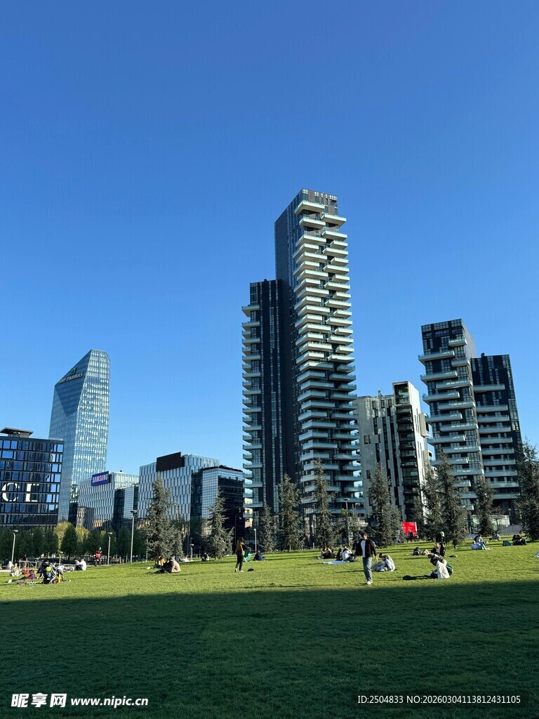 城市公园旁的现代高楼景观