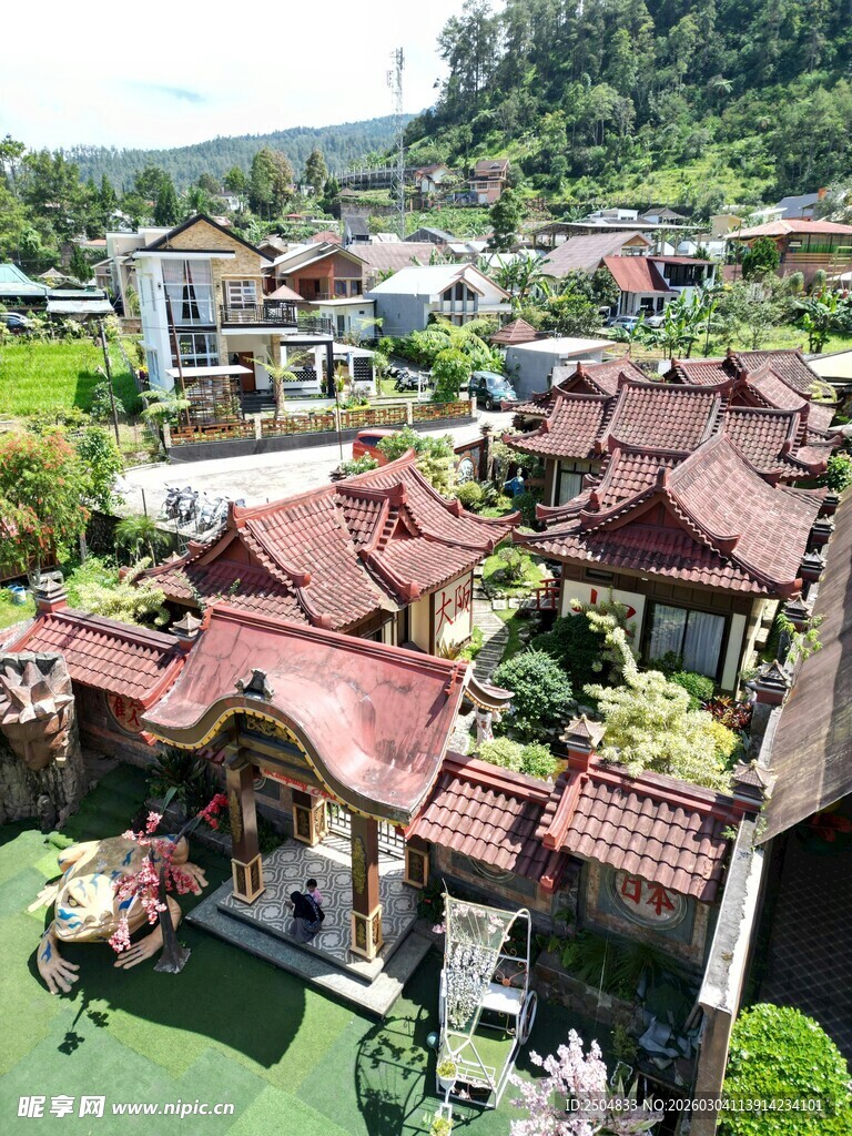 山间红瓦建筑群俯瞰景