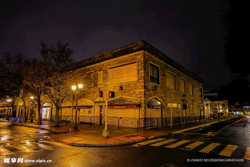 雨夜中灯火通明的街角建筑