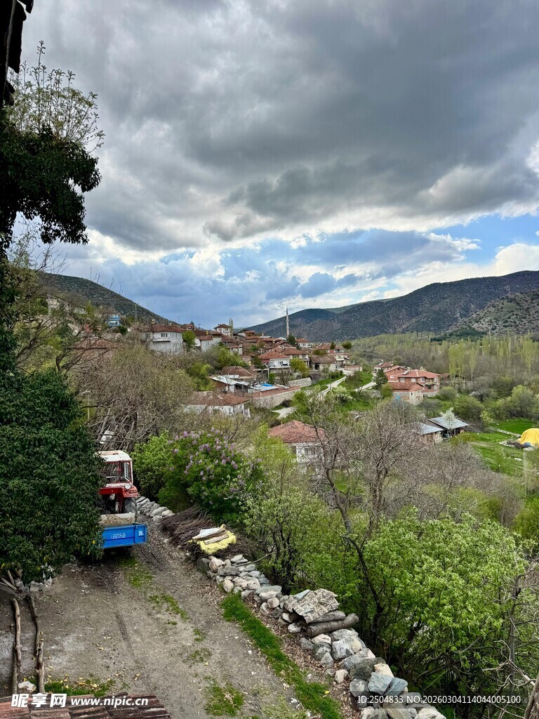 山间村落旁的多彩列车