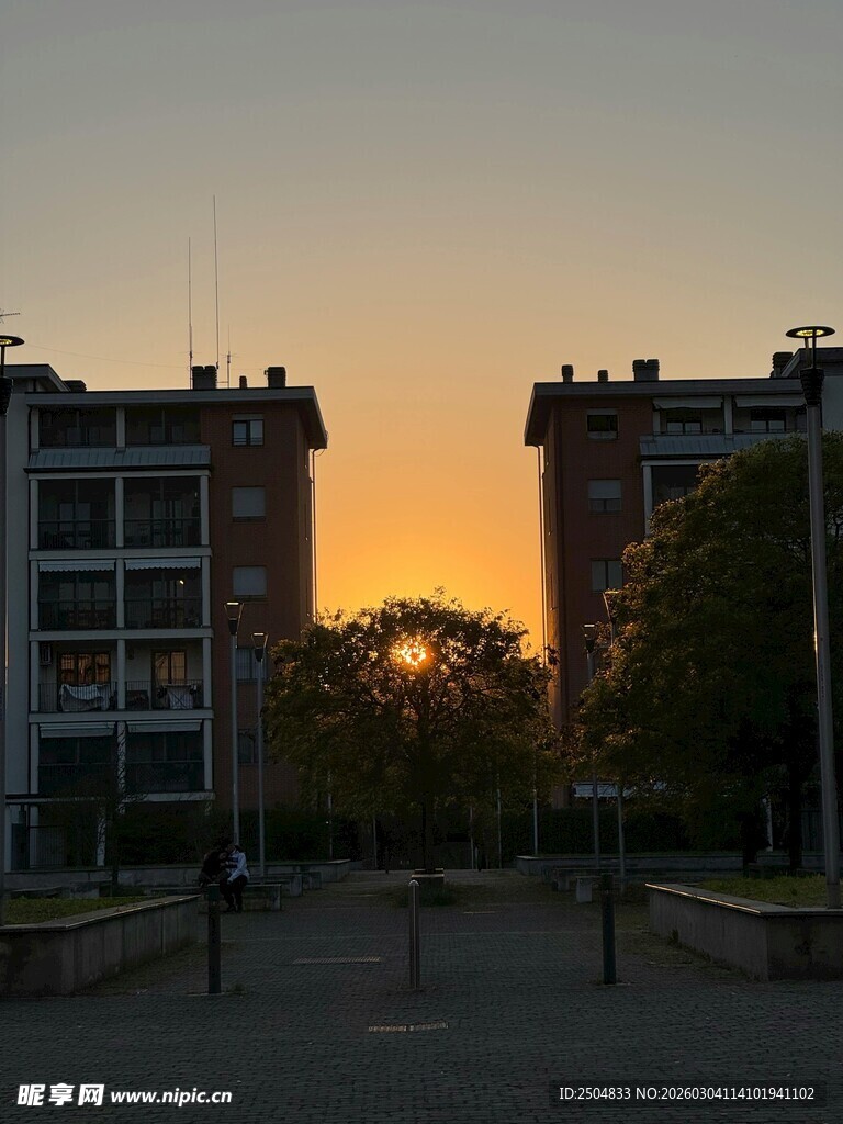 夕阳下的校园建筑景观