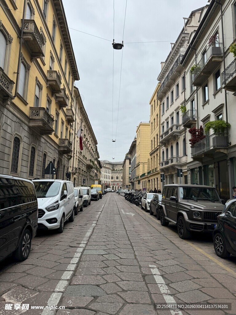  洲街道两旁停放的车辆