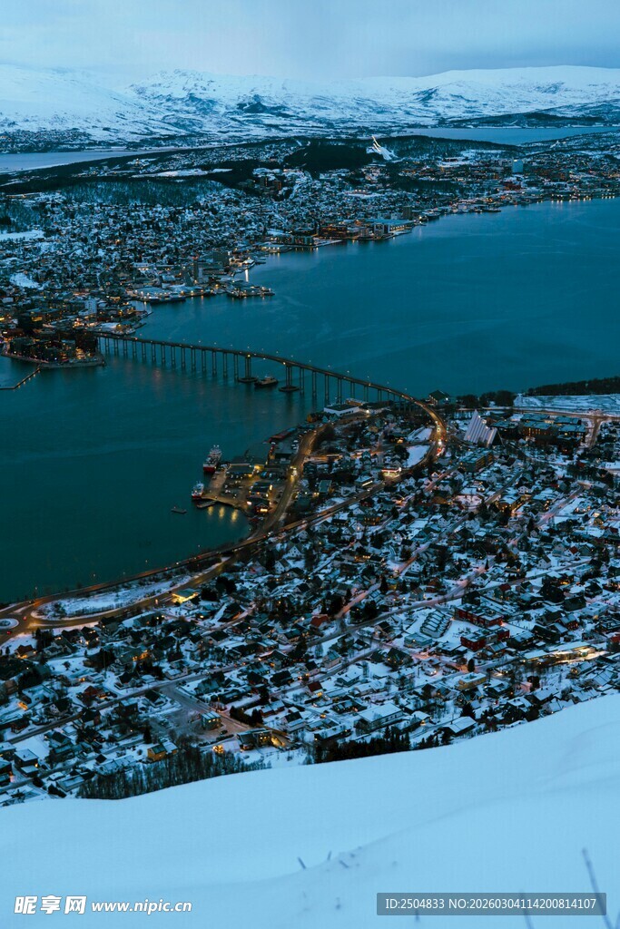 冬日雪覆城镇与海湾美景