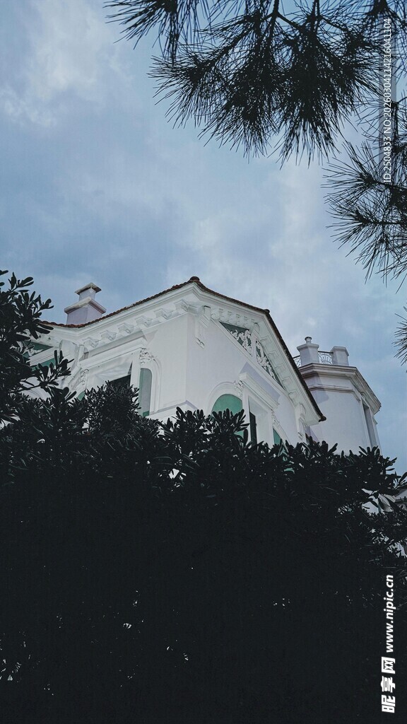 中式古建筑隐于绿树间