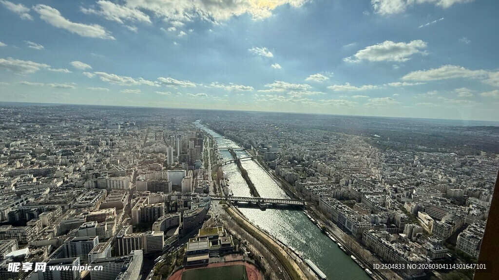 俯瞰城市中的河流景观