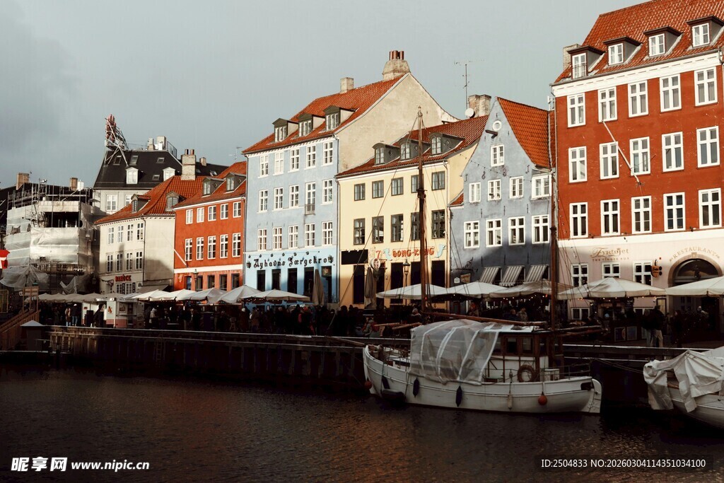 河畔多彩欧式建筑风景