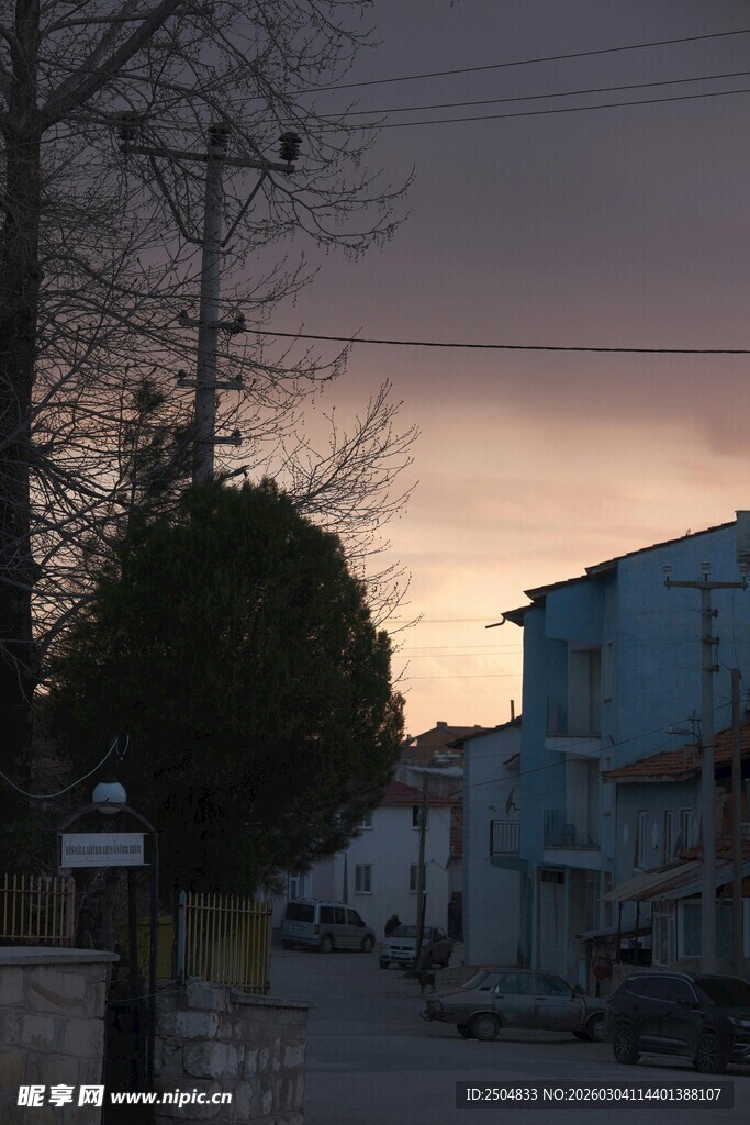 黄昏下的宁静街道景象